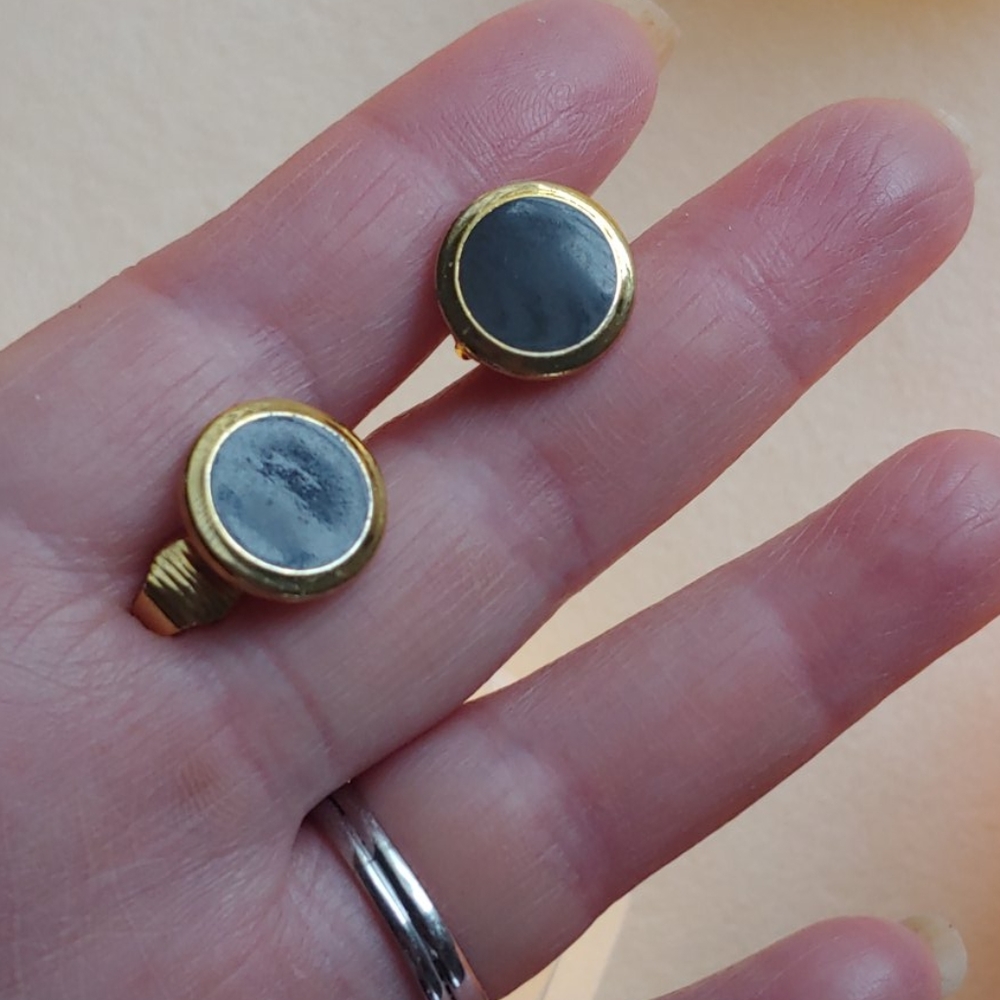 Vintage mini clip on black/gold tone earrings